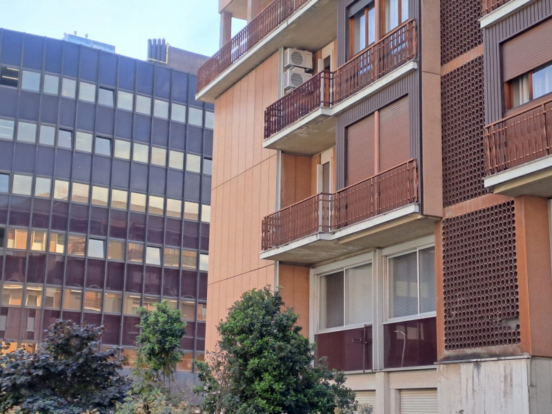 Scopri questo ampio appartamento di 170 m² commerciali, situato al secondo piano di un edificio c...