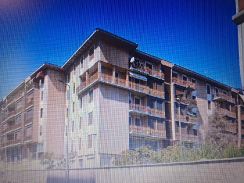 Scopri questo ampio appartamento di 170 m² commerciali, situato al secondo piano di un edificio c...