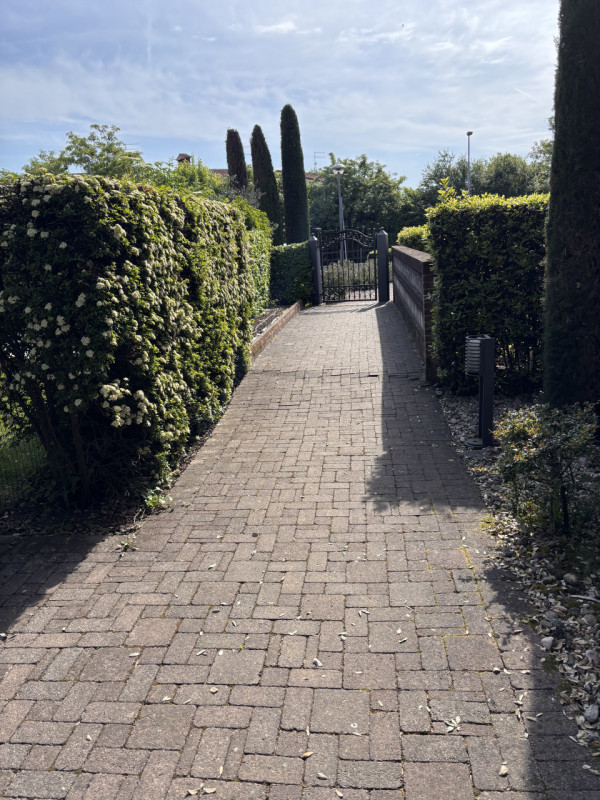 Scopri questa splendida porzione di testa di casa a schiera situata nel tranquillo e ricercato qu...