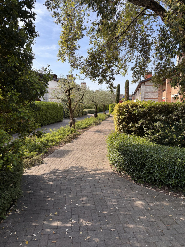 Scopri questa splendida porzione di testa di casa a schiera situata nel tranquillo e ricercato qu...