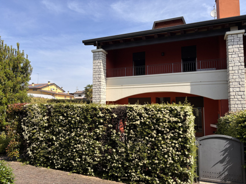 Scopri questa splendida porzione di testa di casa a schiera situata nel tranquillo e ricercato qu...