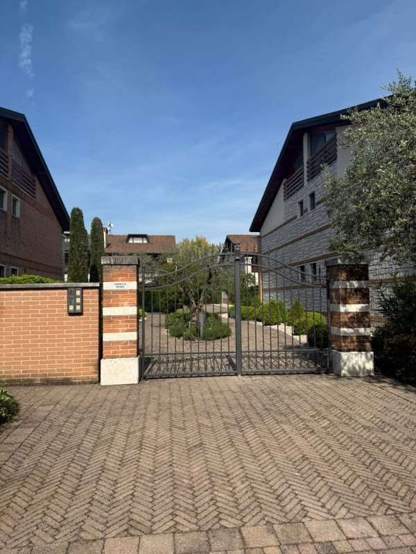 Scopri questa splendida porzione di testa di casa a schiera situata nel tranquillo e ricercato qu...