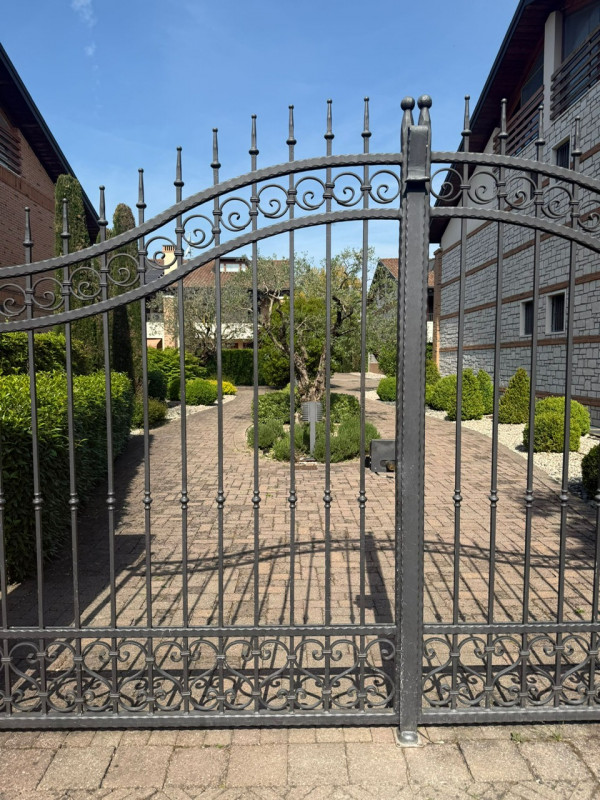 Scopri questa splendida porzione di testa di casa a schiera situata nel tranquillo e ricercato qu...