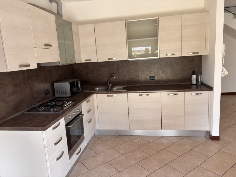 Scopri questa splendida porzione di testa di casa a schiera situata nel tranquillo e ricercato qu...
