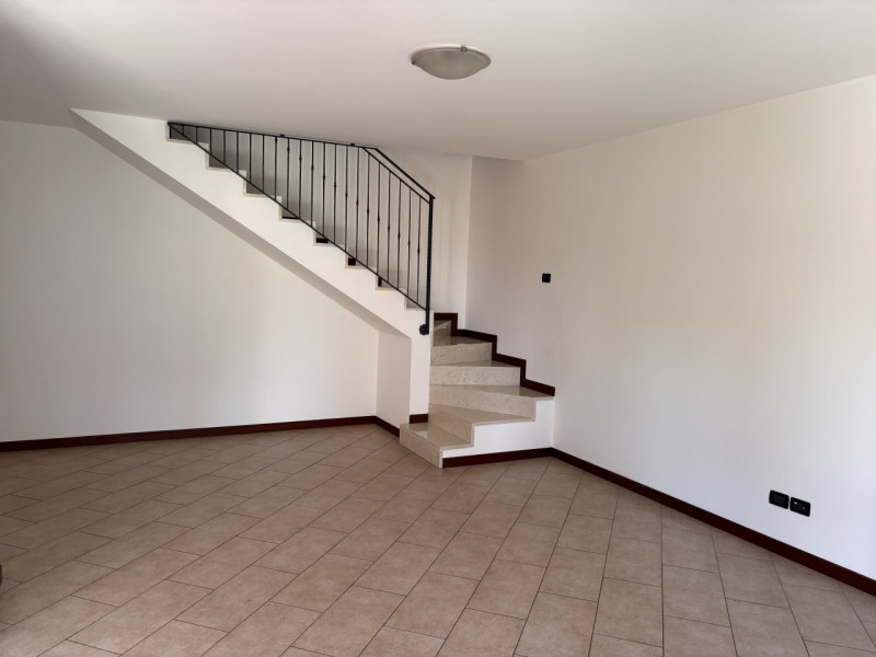 Scopri questa splendida porzione di testa di casa a schiera situata nel tranquillo e ricercato qu...