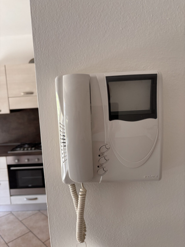 Scopri questa splendida porzione di testa di casa a schiera situata nel tranquillo e ricercato qu...