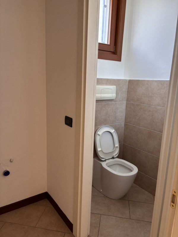 Scopri questa splendida porzione di testa di casa a schiera situata nel tranquillo e ricercato qu...