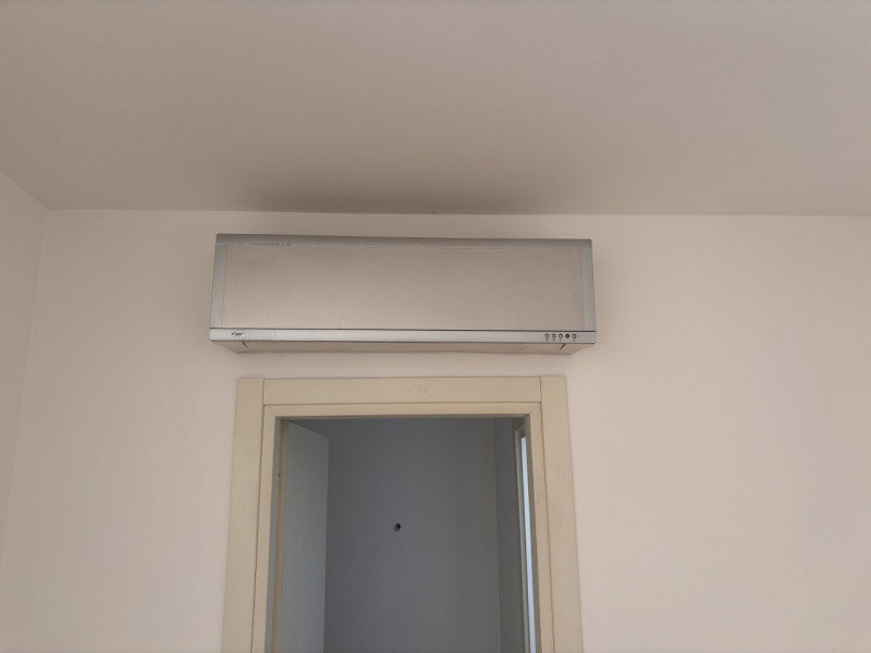 Scopri questa splendida porzione di testa di casa a schiera situata nel tranquillo e ricercato qu...