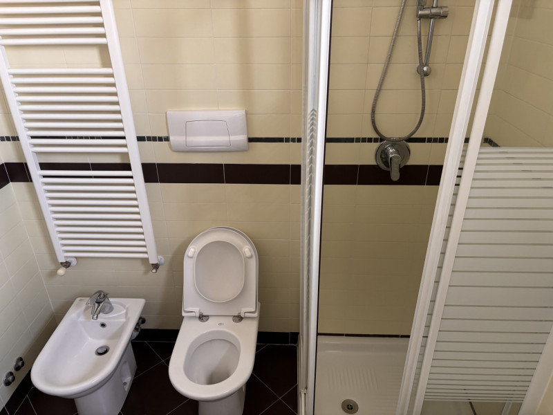 Scopri questa splendida porzione di testa di casa a schiera situata nel tranquillo e ricercato qu...