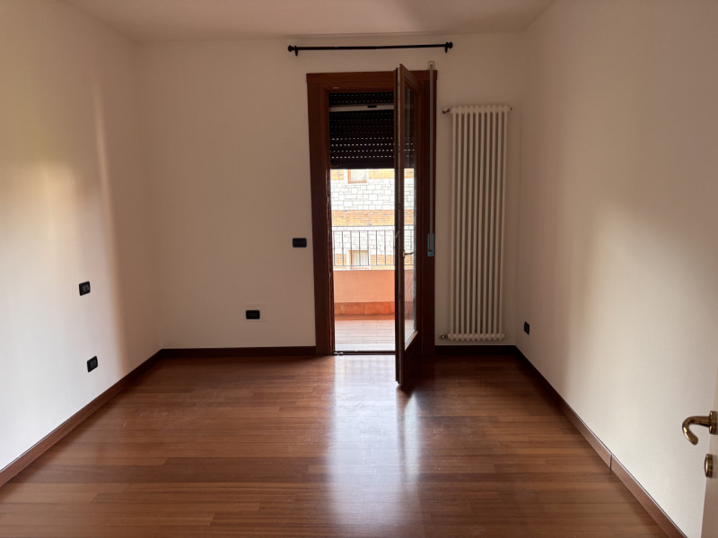 Scopri questa splendida porzione di testa di casa a schiera situata nel tranquillo e ricercato qu...