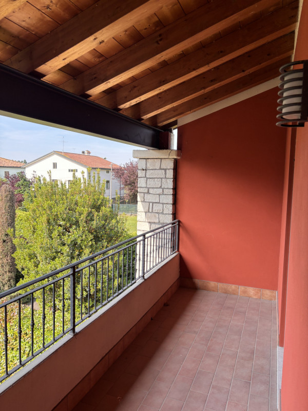Scopri questa splendida porzione di testa di casa a schiera situata nel tranquillo e ricercato qu...