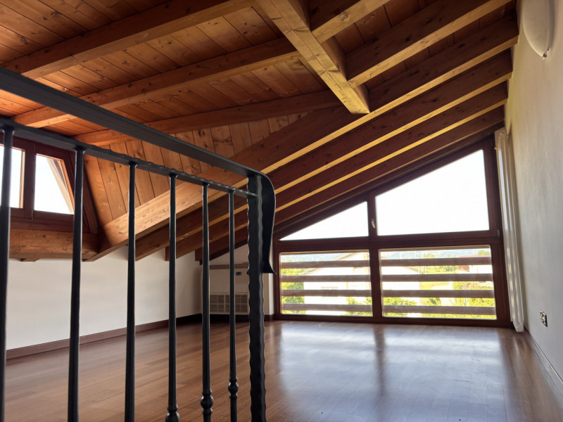 Scopri questa splendida porzione di testa di casa a schiera situata nel tranquillo e ricercato qu...