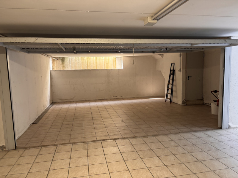 Scopri questa splendida porzione di testa di casa a schiera situata nel tranquillo e ricercato qu...