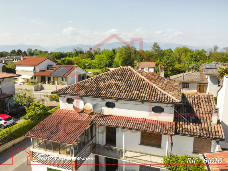 Rif. AI010
NOSTRA ESCLUSIVA - OTTIMO INVESTIMENTO
Nel centro di Castello di Godego, in posizione ...