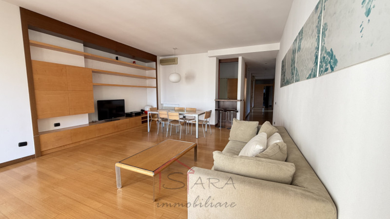 CENTRO STORICO – AMPIO 2 CAMERE RISTRUTTURATO CON TERRAZZO ABITABILE E VISTA SULLA PIAZZA

Nel cu...