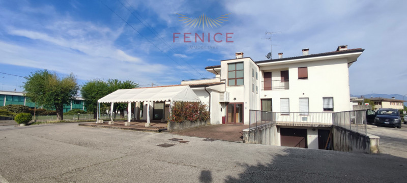 In vendita struttura commerciale + abitazione indipendente in posizione strategica di fortissimo ...