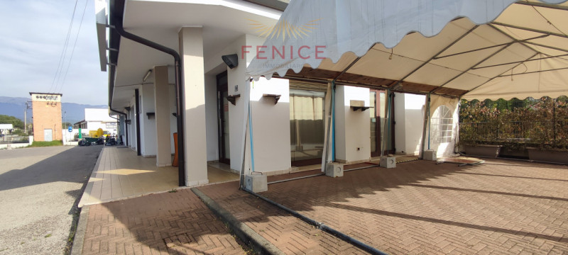 In vendita struttura commerciale + abitazione indipendente in posizione strategica di fortissimo ...