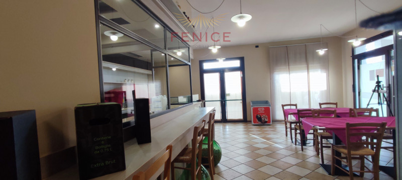 In vendita struttura commerciale + abitazione indipendente in posizione strategica di fortissimo ...