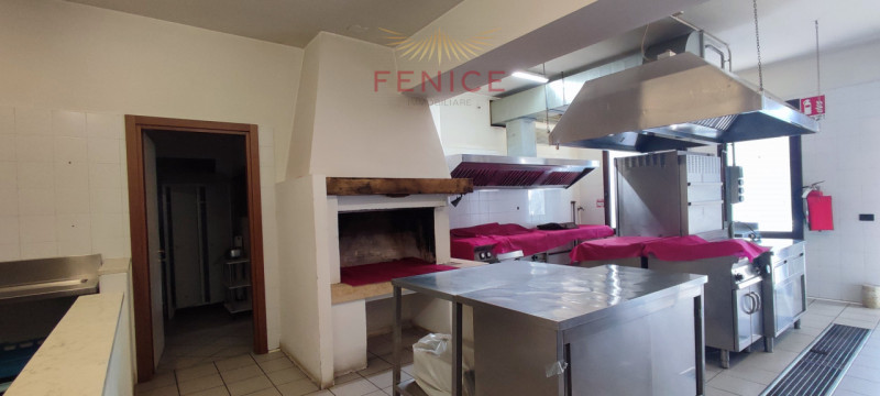In vendita struttura commerciale + abitazione indipendente in posizione strategica di fortissimo ...