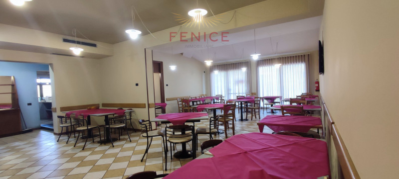 In vendita struttura commerciale + abitazione indipendente in posizione strategica di fortissimo ...