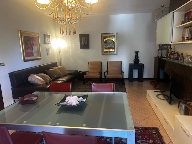 Cadoneghe, nella zona di Bragni, proponiamo un appartamento posto al piano 3° con ascensore, espo...