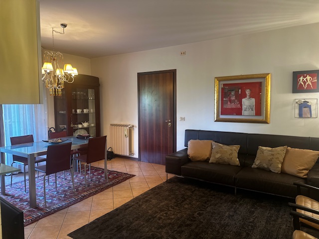 Cadoneghe, nella zona di Bragni, proponiamo un appartamento posto al piano 3° con ascensore, espo...