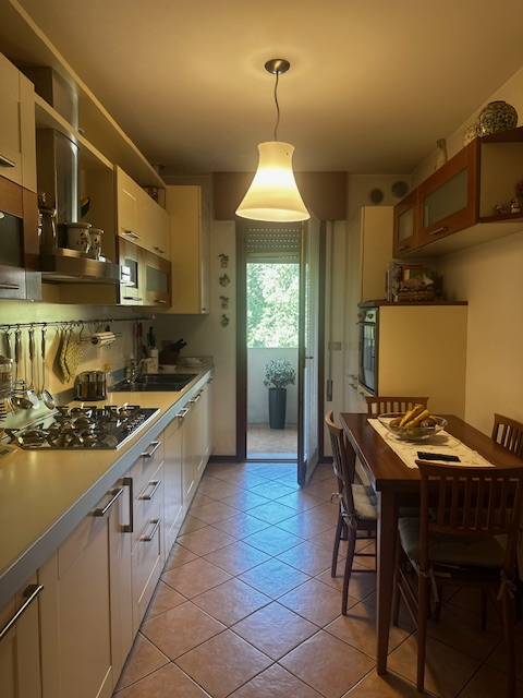 Cadoneghe, nella zona di Bragni, proponiamo un appartamento posto al piano 3° con ascensore, espo...