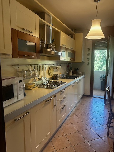 Cadoneghe, nella zona di Bragni, proponiamo un appartamento posto al piano 3° con ascensore, espo...