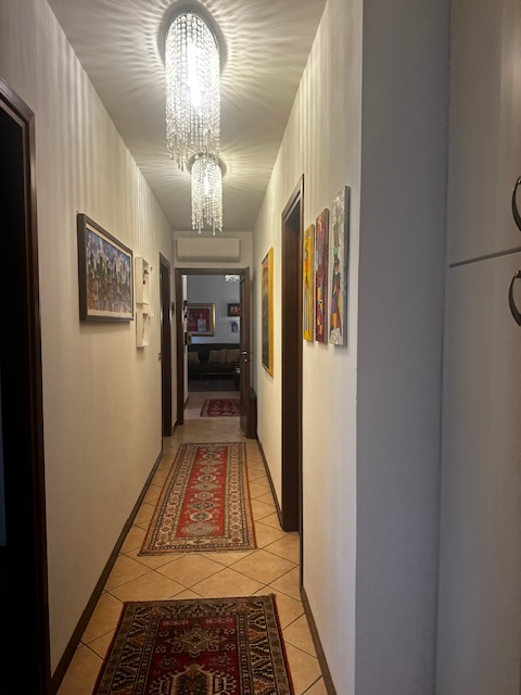 Cadoneghe, nella zona di Bragni, proponiamo un appartamento posto al piano 3° con ascensore, espo...