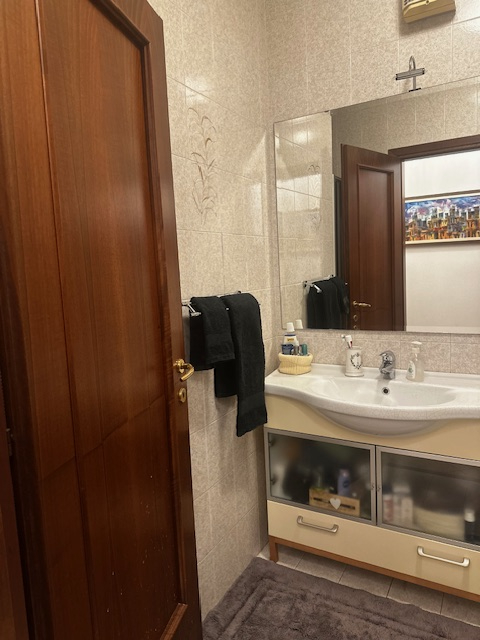 Cadoneghe, nella zona di Bragni, proponiamo un appartamento posto al piano 3° con ascensore, espo...