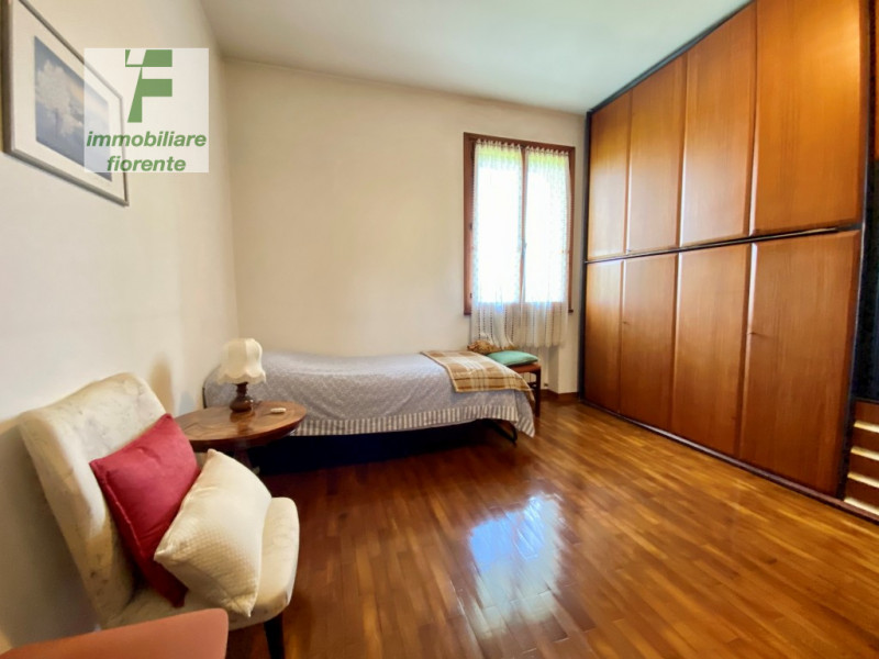 Comoda ai servizi proponiamo casa singola su 2 livelli di mq 233 + mq 38 di garage, in buono stat...
