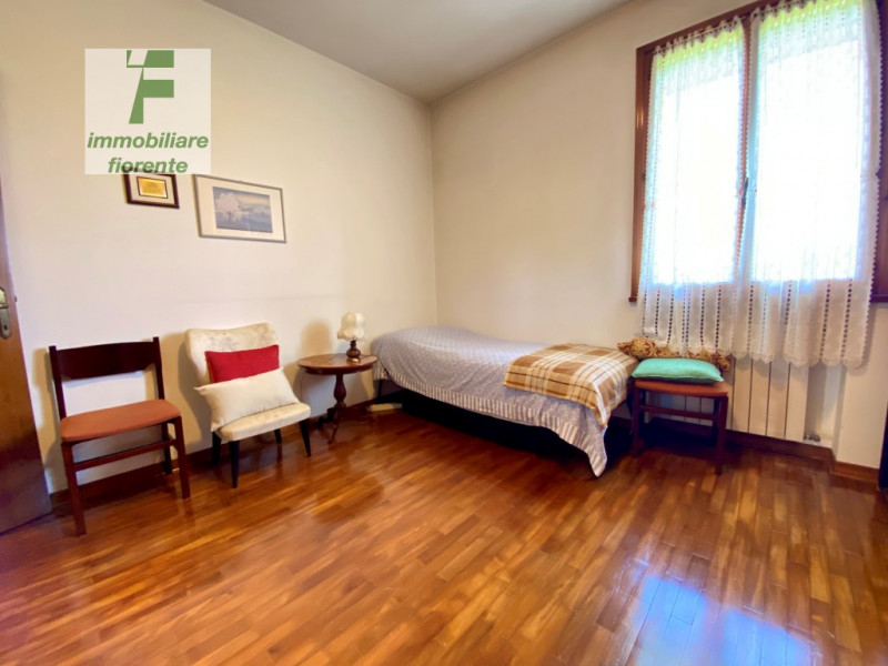 Comoda ai servizi proponiamo casa singola su 2 livelli di mq 233 + mq 38 di garage, in buono stat...