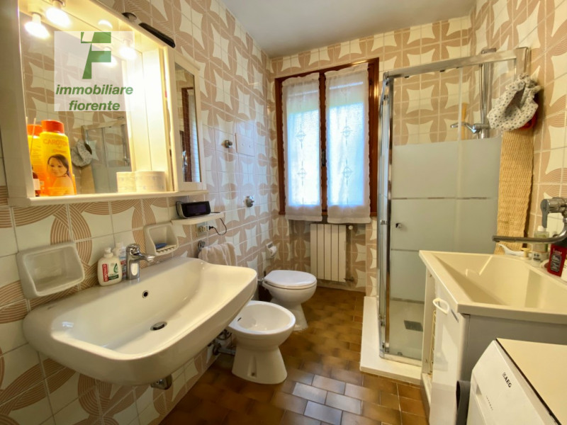 Comoda ai servizi proponiamo casa singola su 2 livelli di mq 233 + mq 38 di garage, in buono stat...