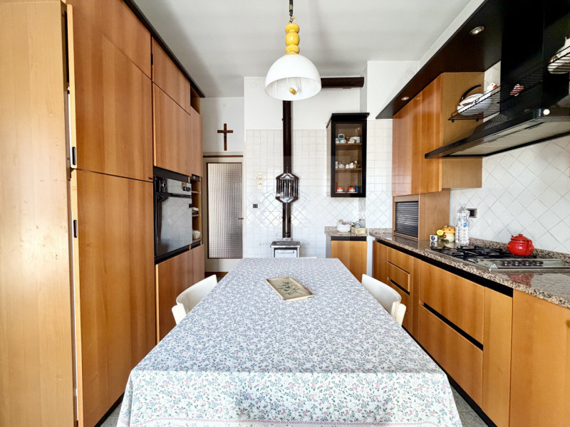 PADOVA - BRUSEGANA 

CASA SINGOLA CARATTERIZZATA DA AMPI SPAZI INTERNI,  3 CAMERE + STUDIO AMPIA ...