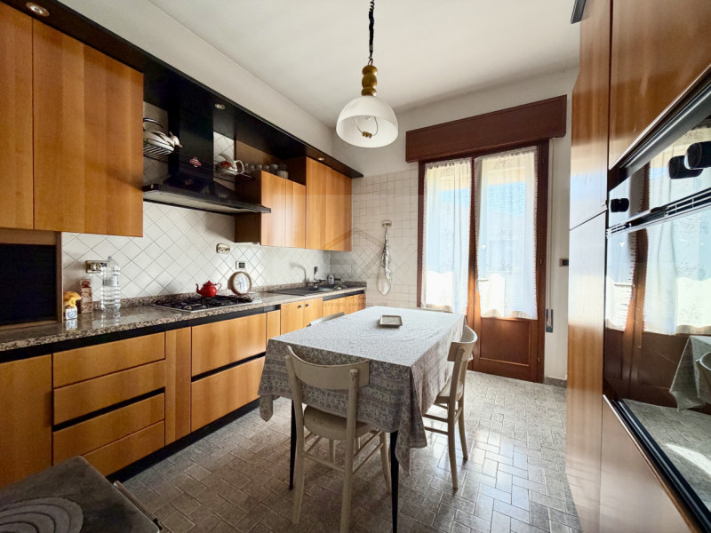 PADOVA - BRUSEGANA 

CASA SINGOLA CARATTERIZZATA DA AMPI SPAZI INTERNI,  3 CAMERE + STUDIO AMPIA ...