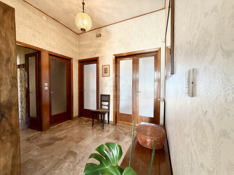 PADOVA - BRUSEGANA 

CASA SINGOLA CARATTERIZZATA DA AMPI SPAZI INTERNI,  3 CAMERE + STUDIO AMPIA ...