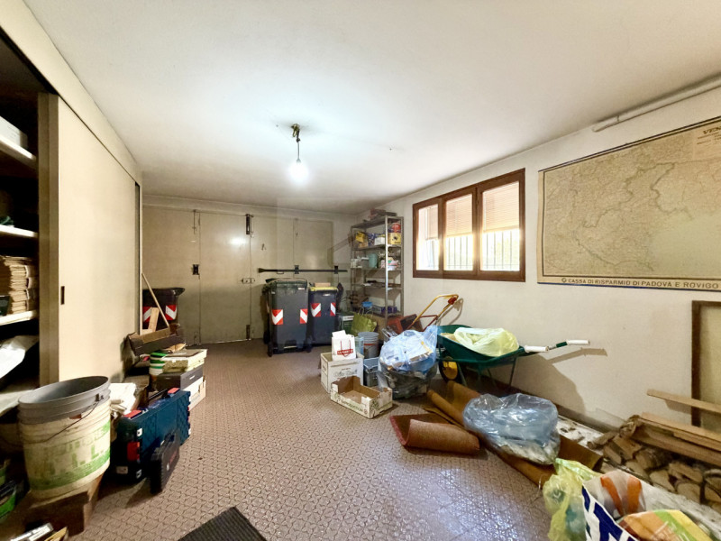 PADOVA - BRUSEGANA 

CASA SINGOLA CARATTERIZZATA DA AMPI SPAZI INTERNI,  3 CAMERE + STUDIO AMPIA ...