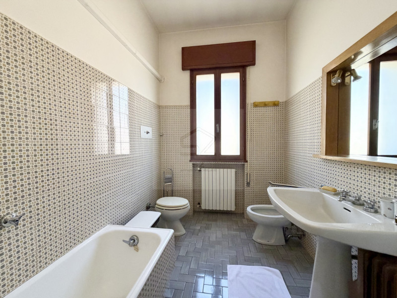 PADOVA - BRUSEGANA 

CASA SINGOLA CARATTERIZZATA DA AMPI SPAZI INTERNI,  3 CAMERE + STUDIO AMPIA ...