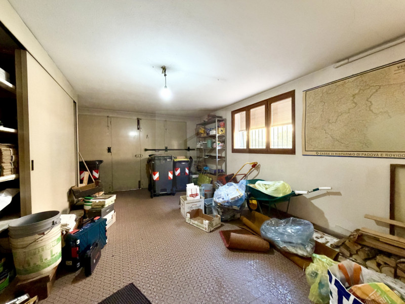 PADOVA - BRUSEGANA 

CASA SINGOLA CARATTERIZZATA DA AMPI SPAZI INTERNI,  3 CAMERE + STUDIO AMPIA ...