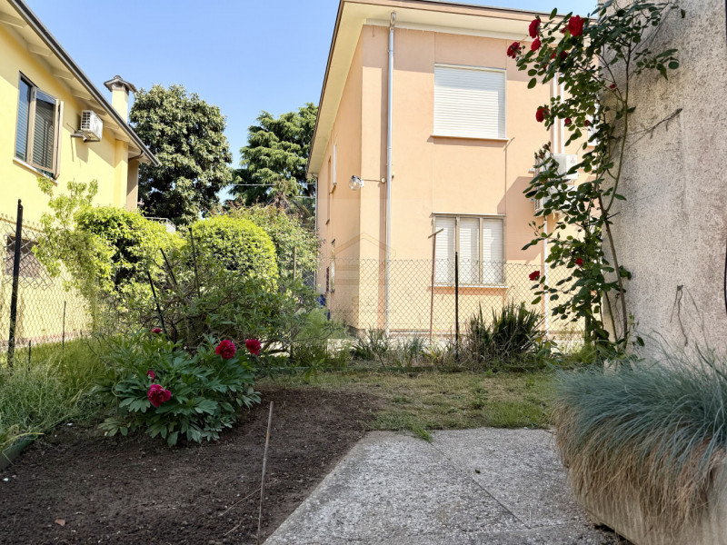 PADOVA - BRUSEGANA 

CASA SINGOLA CARATTERIZZATA DA AMPI SPAZI INTERNI,  3 CAMERE + STUDIO AMPIA ...