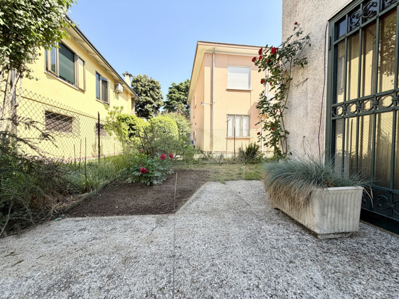 PADOVA - BRUSEGANA 

CASA SINGOLA CARATTERIZZATA DA AMPI SPAZI INTERNI,  3 CAMERE + STUDIO AMPIA ...