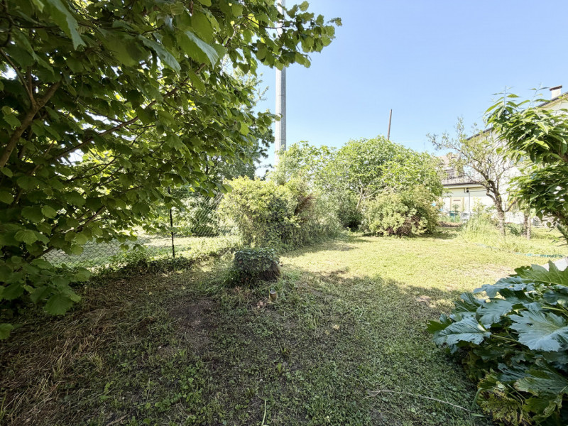 PADOVA - BRUSEGANA 

CASA SINGOLA CARATTERIZZATA DA AMPI SPAZI INTERNI,  3 CAMERE + STUDIO AMPIA ...