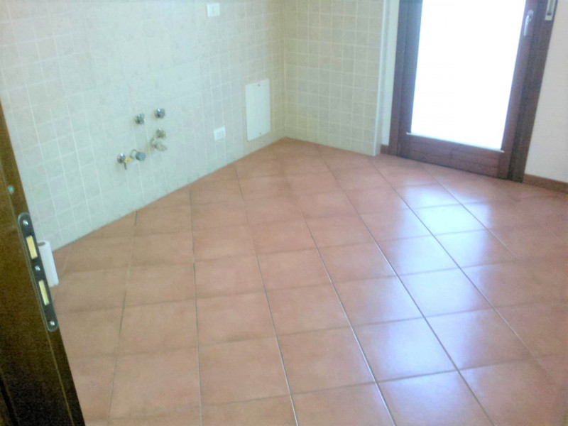 Proponiamo in vendita un ampio e luminoso appartamento quadrilocale di circa 100 mq situato nella...