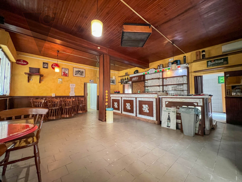 Proponiamo in vendita a Correzzola, in posizione centrale nella frazione di Civè, un locale di ci...
