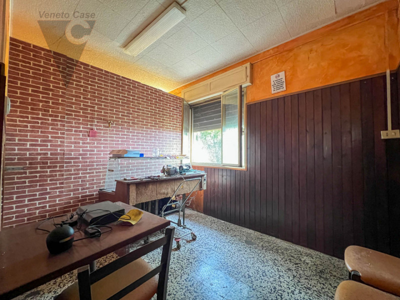 Proponiamo in vendita a Correzzola, in posizione centrale nella frazione di Civè, un locale di ci...