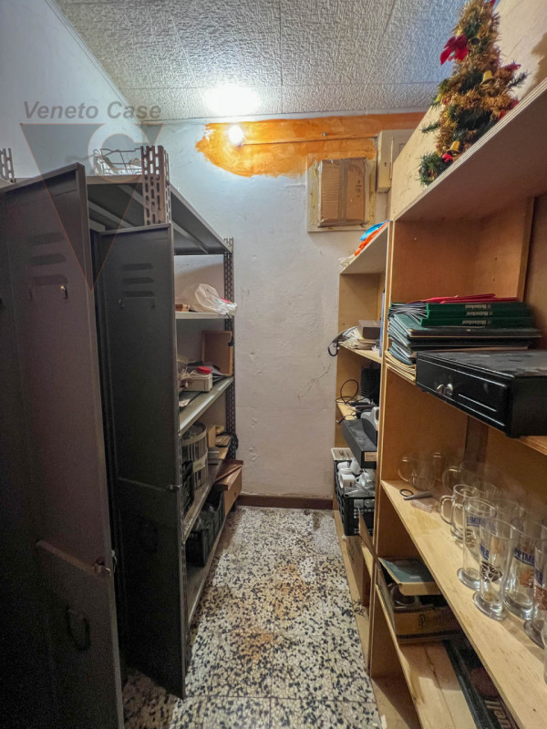 Proponiamo in vendita a Correzzola, in posizione centrale nella frazione di Civè, un locale di ci...