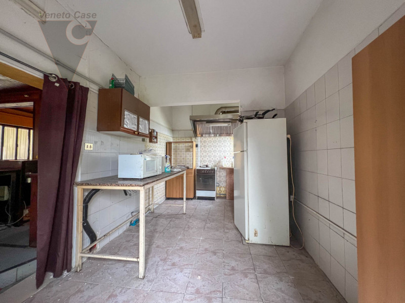 Proponiamo in vendita a Correzzola, in posizione centrale nella frazione di Civè, un locale di ci...