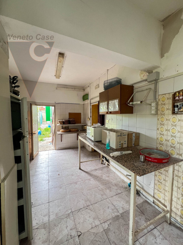 Proponiamo in vendita a Correzzola, in posizione centrale nella frazione di Civè, un locale di ci...