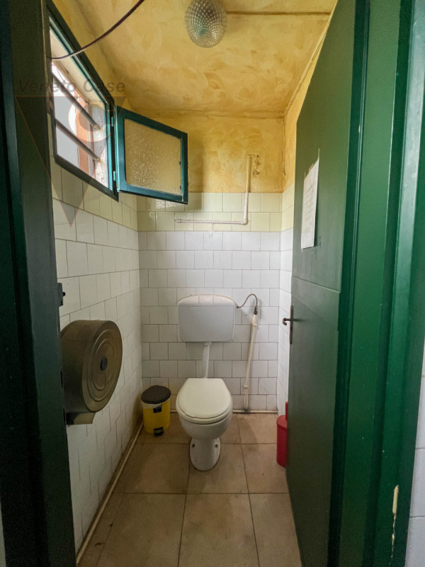 Proponiamo in vendita a Correzzola, in posizione centrale nella frazione di Civè, un locale di ci...
