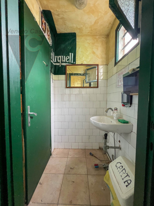 Proponiamo in vendita a Correzzola, in posizione centrale nella frazione di Civè, un locale di ci...